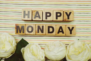 Renkli arkaplanlı Pazartesi alfabesi harfleriniz kutlu olsun.