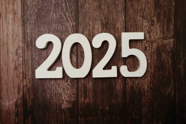 2025 Mutlu Yıllar, ahşap arka planda yer kopyası
