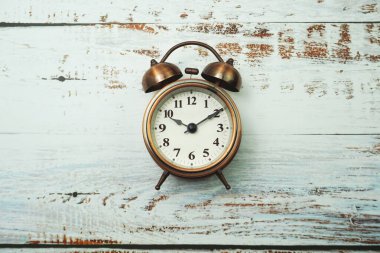 Klasik Alarm Saati ve ahşap arka planda uzay kopyası olan Lale Buketi