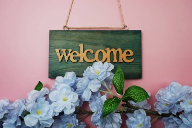 Pembe arka planda İşaret ve Çiçek Açma Dekorasyonuna Hoşgeldiniz