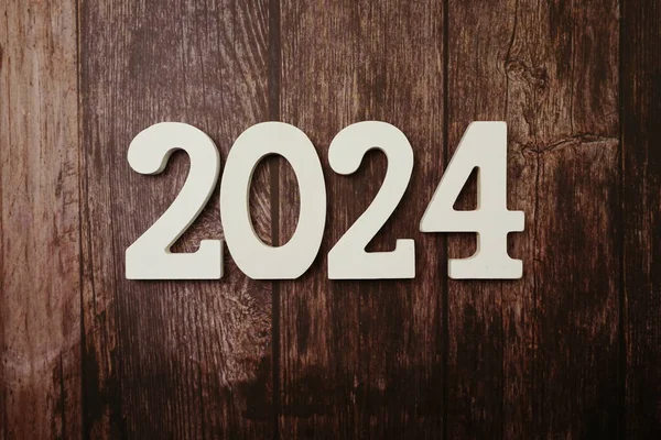 Diseño creativo, Feliz Año Nuevo, Números Metálicos 2020 Diseño sobre un fondo de madera. Feliz