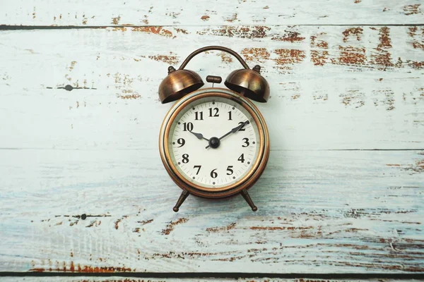 Reloj Despertador Vintage Ramo Tulipanes Con Copia Espacio Sobre Fondo — Foto de Stock