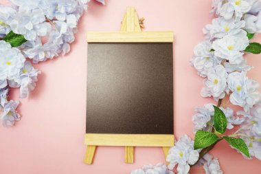 Pembe arkaplanda çiçek açan metin için Boş Easel Boşluğu kopyası