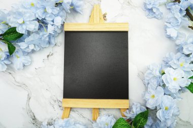 Mermer arkaplanda çiçek açan metin için Easel Boşluğunu boşalt