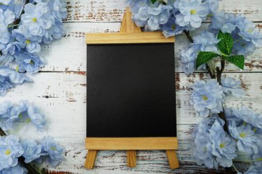 Tahta arkaplanda çiçek açan metin için Boş Easel Boşluğu kopyası
