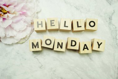 Merhaba Pazartesi mermer zemin üzerinde ahşap harf alfabesi