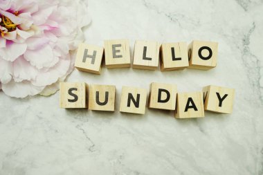 Mermer arka planda uzay kopyası olan ışık kutusuyla ilgili Pazar kelimesi