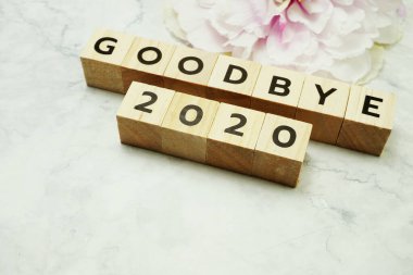 Elveda mermer zemin üzerinde 2020 alfabe harfleri