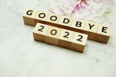 Elveda mermer zemin üzerinde 2022 alfabe harfleri