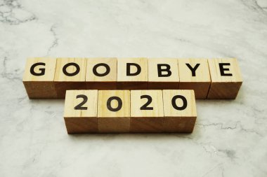 Elveda mermer zemin üzerinde 2020 alfabe harfleri