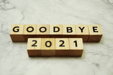 Elveda mermer zemin üzerinde 2021 alfabe harfleri