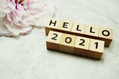 Merhaba 2021 alfabe harfleri mermer zemin üzerinde