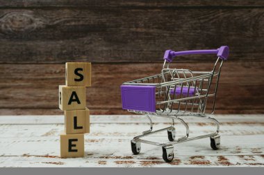 Ahşap arka planda Alfabe Mektubu ve Mini Trolley Arabası