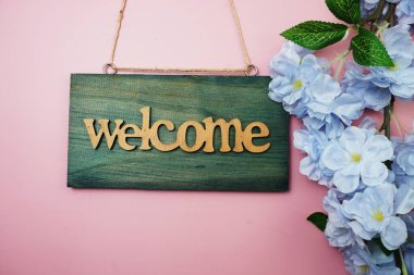 Pembe arka planda İşaret ve Çiçek Açma Dekorasyonuna Hoşgeldiniz