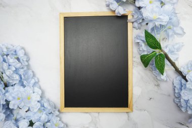 Siyah tahta ve çiçek buketi süslemesi.