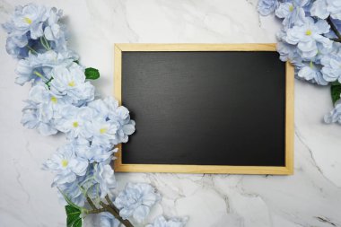 Siyah tahta ve çiçek buketi süslemesi.