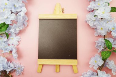 Pembe arkaplanda çiçek açan metin için Boş Easel Boşluğu kopyası