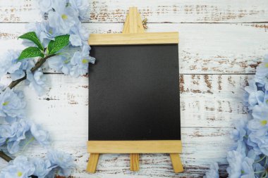 Tahta arkaplanda çiçek açan metin için Boş Easel Boşluğu kopyası