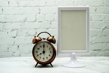 Boş çerçeve standını ve alarm saatini tahta arkaplanda göster
