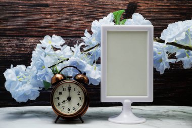 Boş çerçeve standını ve alarm saatini tahta arkaplanda göster