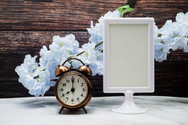 Boş çerçeve standını ve alarm saatini tahta arkaplanda göster