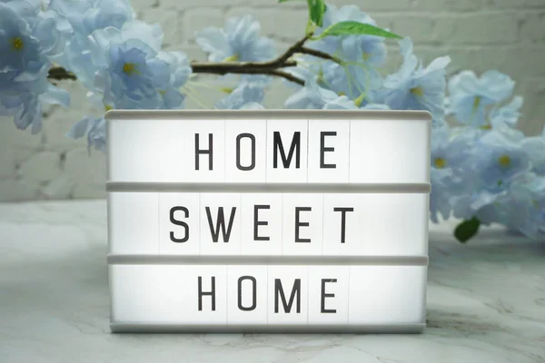 Home Sweet Home Palabra Caja Luz Con Decoración Flores — Foto de Stock