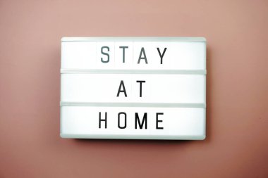 Pembe arka plandaki ışık kutusunda ev sözcükleri harfinde kal