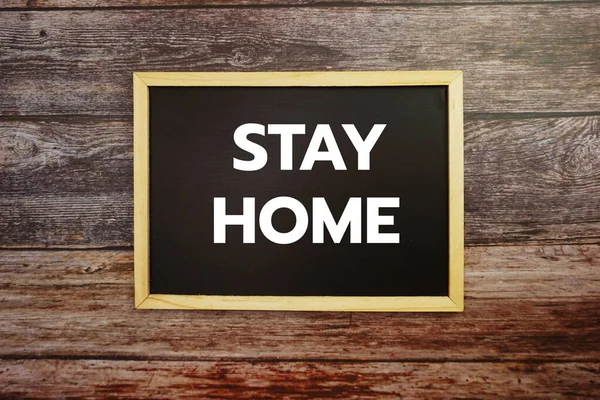 Stay Home Word Letter Geschreven Schoolbord Bovenaanzicht Houten Achtergrond — Stockfoto