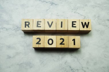Mermer zemin üzerinde 2021 kelimelik alfabe harflerini gözden geçir