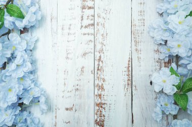 Tahta arkaplanda kopya alanı olan Çiçekler Çerçevesi