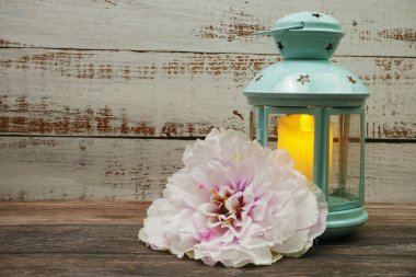 Mavi Fener dekoratifi. Ahşap zemin üzerinde yer kopyası olan mumlar.