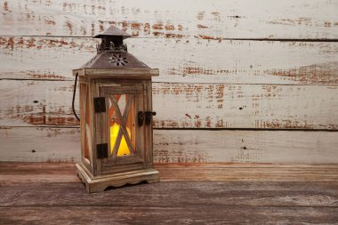 Ahşap Fener Dekorasyonu ve ahşap arka planda yer kopyası