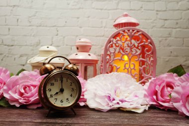 Mumlar ve alarmlı saat dekorasyonu beyaz tuğla duvar arka planında