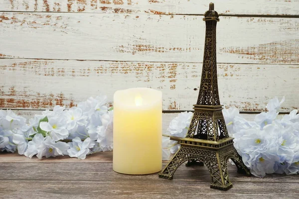 Souvenir Eiffel Och Flamlösa Ljus Med Blomma Dekoration Trä Bakgrund — Stockfoto