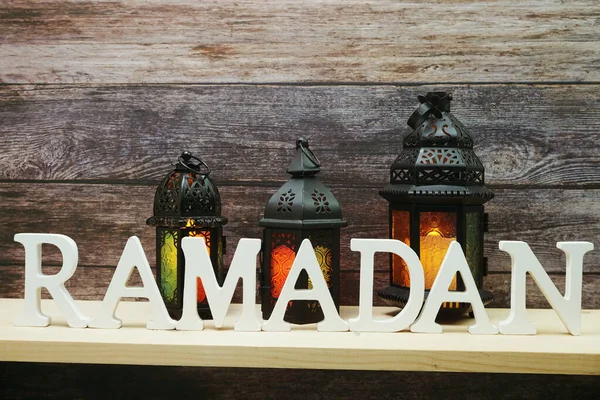 Lettere Dell Alfabeto Ramadan Decorazione Della Lanterna Sfondo Legno — Foto Stock