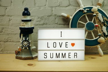 Beyaz tuğla duvarda ve ahşap arka planda Mediteryen dekorasyonu olan ışıklı kutuda 