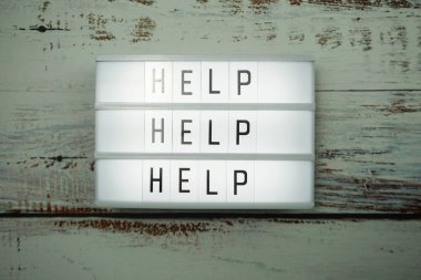 Tahta arkaplanda ışık kutusundaki yardım metni