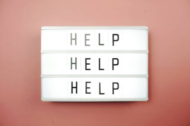 Pembe arkaplanda ışık kutusunda yardım metni