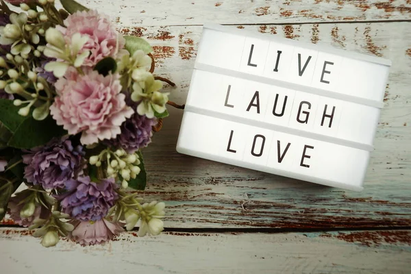 Live Laugh Love Palabra Caja Luz Plana Sobre Fondo Madera —  Fotos de Stock