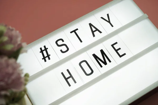 Stay Home Palabra Caja Luz Sobre Fondo Rosa — Foto de Stock