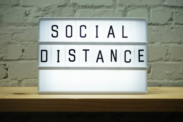 Distanza Sociale Parola Scatola Luminosa Scaffale Legno Sfondo Muro Mattoni — Foto Stock