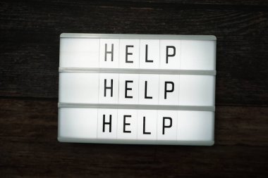 Tahta arkaplanda ışık kutusundaki yardım metni