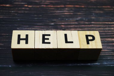 Tahta arkaplanda boşluk kopyası olan alfabe harflerine yardım et