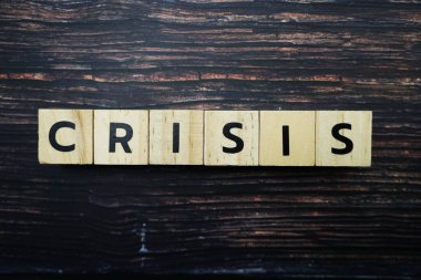 Ahşap arkaplanda boşluk kopyası olan kriz alfabesi harfi