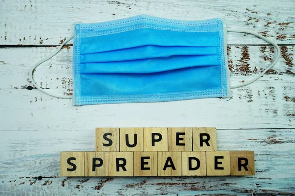 木製の背景にスーパースプレッダー単語の手紙 — ストック写真