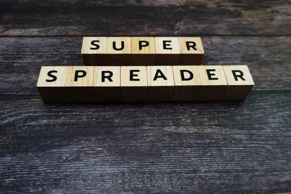 Carta Palabra Super Spreader Sobre Fondo Madera — Foto de Stock