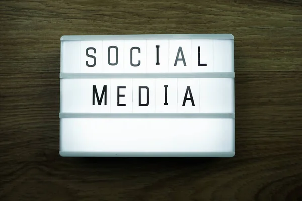 Social Media Parola Scatola Chiara Sfondo Legno — Foto Stock