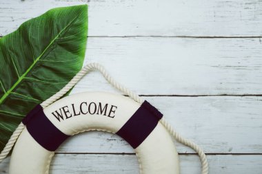 Ahşap arka planda yaşam alanı ve tropikal yeşil yaprak