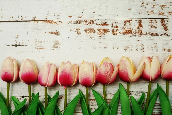 Rosa Tulpenstrauß Mit Platz Für Text Auf Einem Hölzernen Hintergrund — Stockfoto