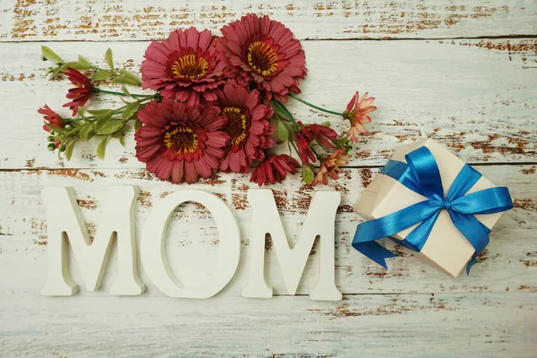 Muttertag Hintergrund Mit Mom Alphabet Buchstaben Und Blumen Und Geschenkbox — Stockfoto